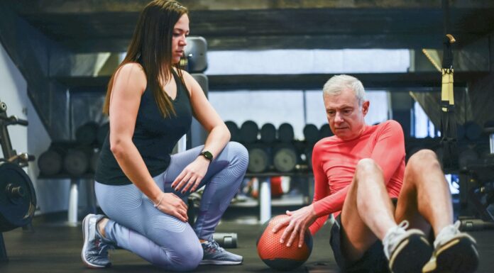 ¿Cómo abrir un gimnasio para la tercera edad? | Diversión y salud Hombre en gimnasio para la tercera edad