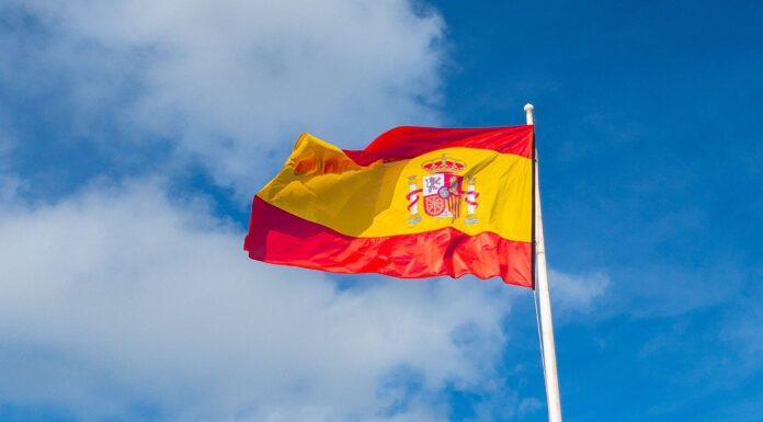 ¿Por qué invertir en España? | Cuándo hacerlo y en qué sectores Bandera que representa invertir en España