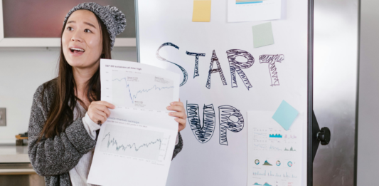 10 ejemplos de emprendimientos escalables | Sus características Mujer con uno de los ejemplos de emprendimientos escalables