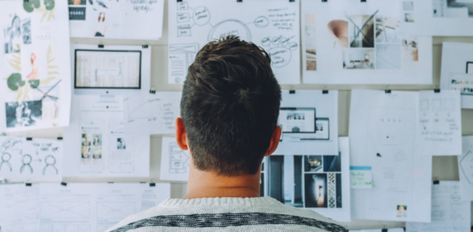 10 características del emprendimiento | ¡Ingredientes para el éxito! Hombre evaluando características del emprendimiento