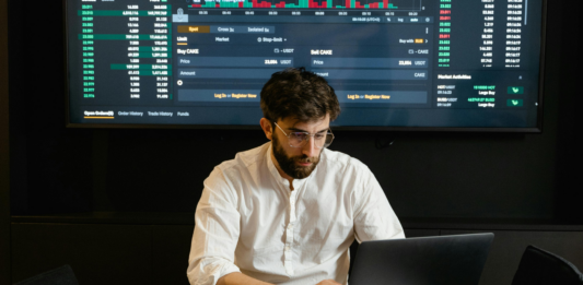 Negocios en Criptomonedas | 8 tipos de negocio para invertir Persona en negocio criptomonedas