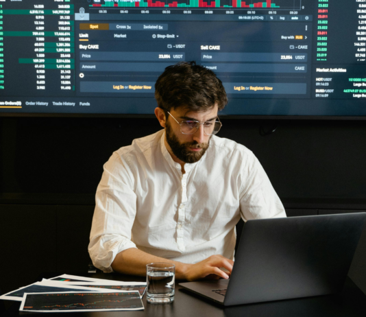 Negocios en Criptomonedas | 8 tipos de negocio para invertir Persona en negocio criptomonedas