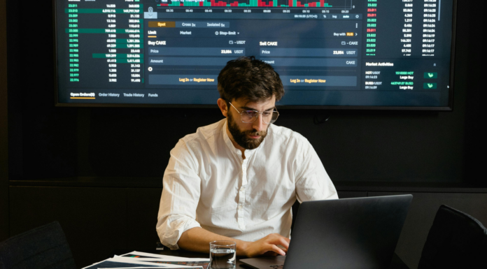 Negocios en Criptomonedas | 8 tipos de negocio para invertir Persona en negocio criptomonedas